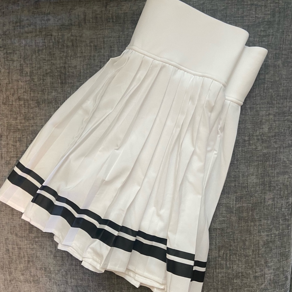 🎾Sincerely Jules White Skater Mini Skirt/tennis skirt, built in shorts.